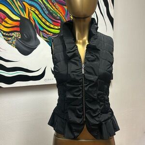Elegant sleeveless black puffer jacket 😍